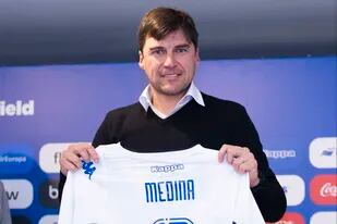 Medina asumió en Vélez, pidió refuerzos para el fútbol global y habló de la "finalísima” con River