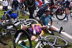 El francés Bryan Coquard y un piloto del Team Alpecin Fenix ​​yacen en el suelo después de estrellarse durante la primera etapa de la 108a edición del Tour de France