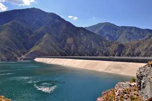 El embalse Potrerillos tiene como función primordial regular el agua del río Mendoza