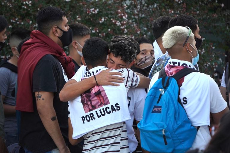 Familiares y vecinos en el velatorio de Lucas González