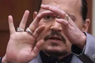 Johnny Depp pointed to the court where he cut his finger