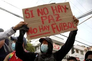 En Colombia, las protestas sociales hicieron que la Conmebol despojara a ese país de la sede que le había asignado. Luego caería la Argentina.