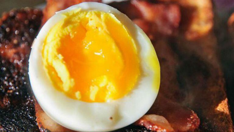 El consumo de huevo crudo o poco cocido es un medio de transmisión de la salmonella