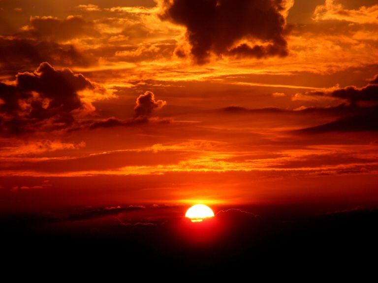 El color rojo del cielo también se produce por la luz del sol que se dispersa por las partículas de la atmósfera superior