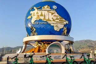 Un monumento de 30 metros en honor al ciclismo, que se ha convertido en un componente importante de la propaganda estatal que promueve un estilo de vida saludable en la capital de Turkmenistán