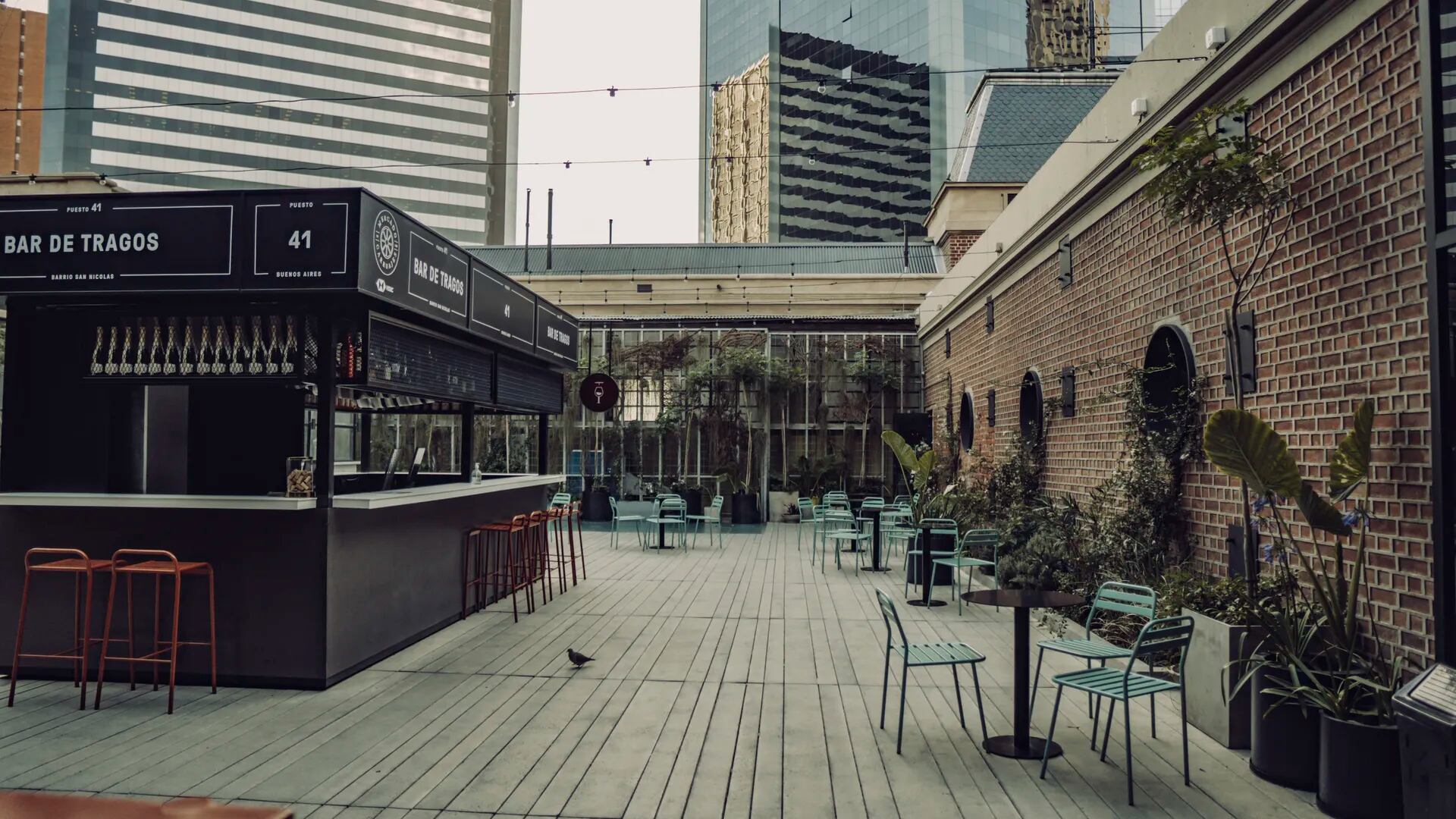 En la terraza funciona el bar de tragos y desde sus mesas se observan los edificios de oficinas de Retiro.