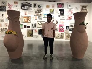 El artista tucumano con sus obras en la galería Barro