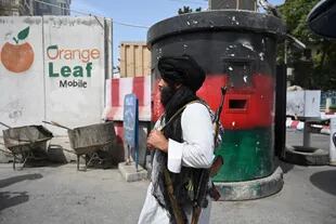 Un combatiente talibán patrulla las calles en Kabul