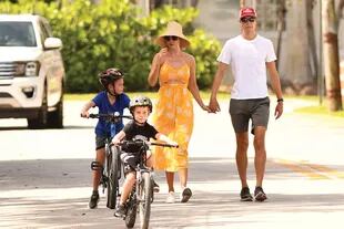Ivanka Trump con su esposo, Jared Kushner, y sus hijos el 12 de junio de 2021 en Miami, Florida