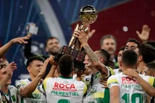 Los jugadores de Defensa y Justicia de Argentina festejan tras conquistar la Recopa sudamericana, con una victoria por penales sobre Palmeiras