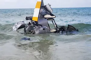 Cayó un helicóptero con tres personas en una playa de Brasil