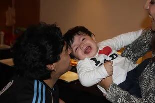 Giannina y Diego Maradona junto a Benjamín Agüero todavía bebé