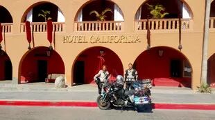 Pamela y Micky Sosa en el célebre Hotel California.
