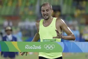 Aleksander Lesun de Rusia está a punto de cruzar la línea de meta para ganar la medalla de oro al final del pentatlón moderno masculino en los Juegos Olímpicos de Verano de 2016 en Río de Janeiro, Brasil, el sábado 20 de agosto de 2016