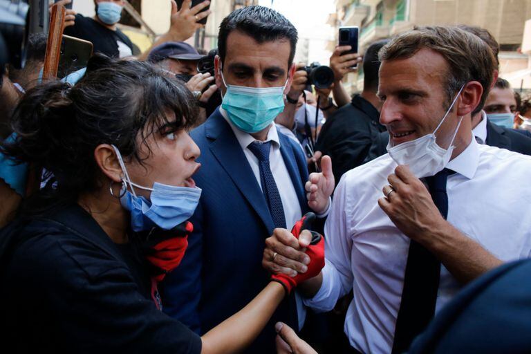 Macron escucha a una residente de Beirut, hoy, en el centro de la capital Libanesa