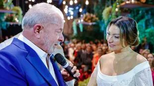 El expresidente de Brasil, Luiz Inacio Lula da Silva, junto a su nueva esposa, Rosângela da Silva, en la ceremonia de este mes en San Pablo