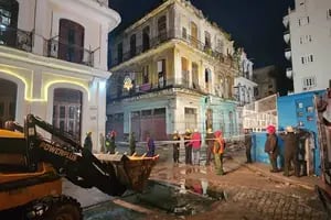 Se derrumbó un edificio en La Habana: murió una mujer y hay personas atrapadas
