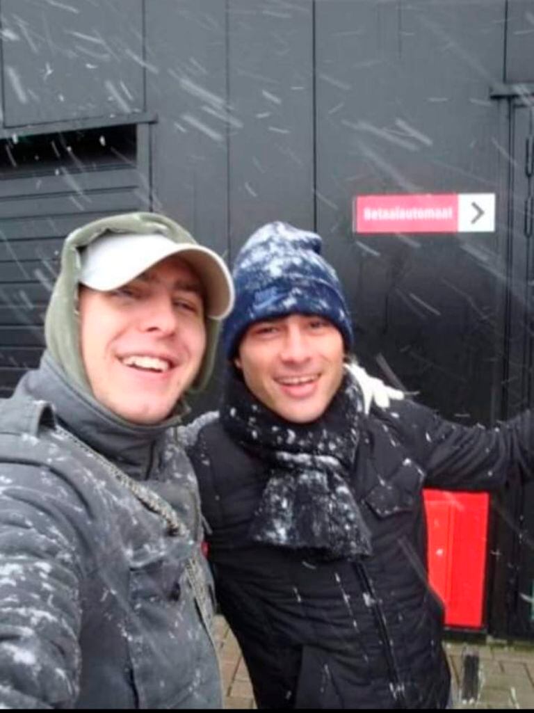 Sebastián y Dario recorriendo las calles de Ámsterdam en pleno invierno