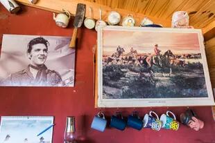 Elvis Presley y los cowboys texanos decoran las paredes de la estancia patagónica.