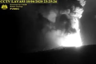 El volcán Krakatoa entra en erupción 