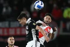 River le gana a Colo Colo con un toque de fortuna y se asegura el primer puesto en la Copa Libertadores