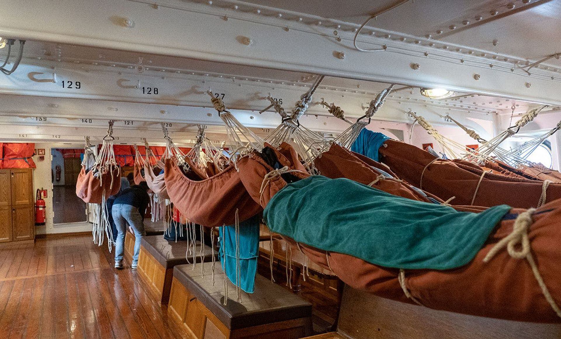 El barco propone dormir mayormente en hamacas.