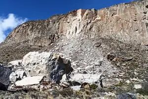 Una grieta en la ruta y el desmoronamiento de la pared de un cerro, los efectos del sismo que sorprendió en la madrugada