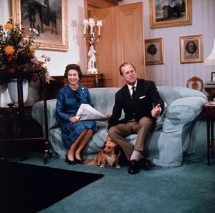Una foto de 1976, tras inaugurar formalmente el Parlamento. Al año siguiente Isabel cumplía 25 años como 30 y con Felipe celebraban 30 años de casados.