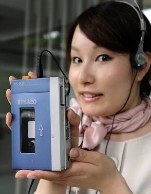 Una modelo muestra el TPS-L2, el primer Walkman de Sony