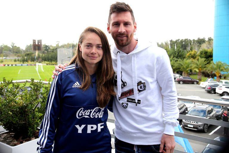 Estefanía Banini, con Lionel Messi; la argentina apareció en el once ideal de la FIFA