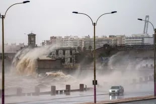 Große Wellen treffen auf die Rambla de Montevideo