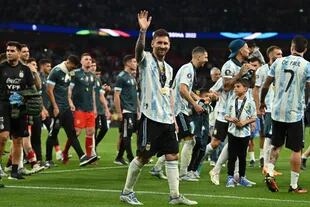 Lionel Messi en una serena vuelta olímpica; el zurdo ha levantado 40 trofeos en su trayectoria, de los cuales dos fueron para la selección argentina: la Copa América 2021 y la Finalissima.
