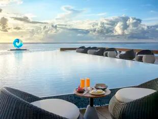 La vista del océano desde el resort de las Maldivas