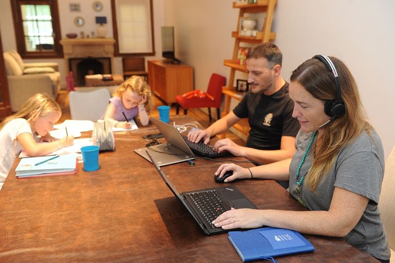 Cecilia Cuff trabaja para Microsoft mientras su marido, Octavio Divito, cumple con sus tareas laborales; sus hijas, de 4 y 8, también están en casa