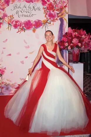 Alexandra de Hannover optó por un traje de estilo bailarina con falda de tul con mucho volumen, firmado por Giambattista Valli, en blanco y rojo (los colores de la bandera de Mónaco), pendientes largos de diamantes y una gargantilla haciendo a juego.

