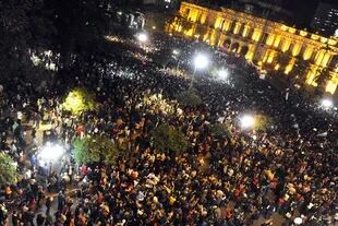 Una multitud de tucumanos se congregó anoche frente a la Casa de Gobierno