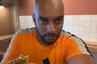Un youtuber amenazó a la empleada de un restaurante por cobrarle una empanada