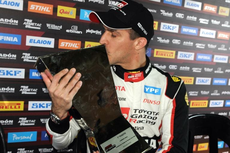 El beso al trofeo, una señal del esfuerzo que le demandó a Rossi ganar en Paraná