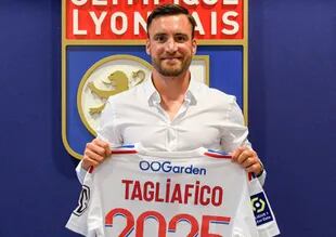 Nicolás Tagliafico, otro jugador del seleccionado que irá al Mundial, dejó Ajax y se incorporó a Lyon