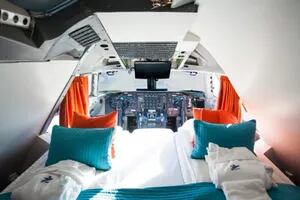 Crean un hotel en un avión abandonado en el que se epuede dormir en la cabina del piloto