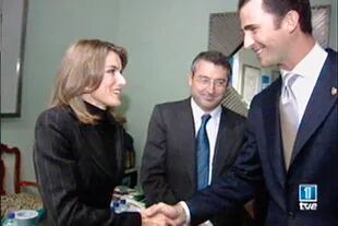 La primera foto de la pareja y la única antes del anuncio de su compromiso, cuando Felipe se acercó a saludar a los periodistas de Televisión Española durante la transmisión del Premio Príncipe de Asturias, en octubre de 2003.
