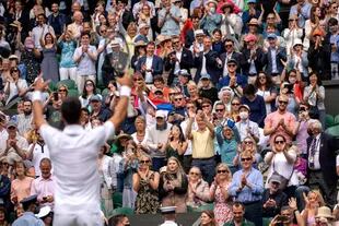 Novak Djokovic apunta a esto, el reconocimiento popular; en el mientras tanto, continúa quebrando marcas.