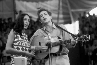 Bob Dylan joins Joan Baez onstage to duet on his antiwar song "With God On Our side.