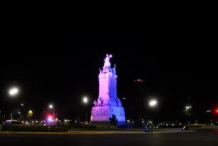 Los monumentos de la ciudad iluminados con los colores de la bandera LGBTIQ+