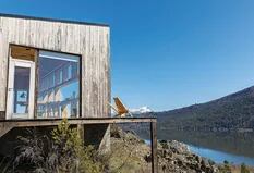 Una cabaña de estética nórdica mira al lago plantada sobre la piedra