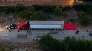 Hallan a 46 migrantes muertos en un camión abandonado en Texas.