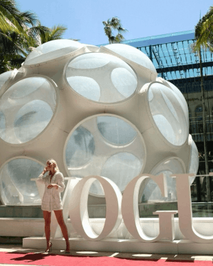 Stefi Roitman en la alfombra roja del evento que Vogue México realizó en Miami