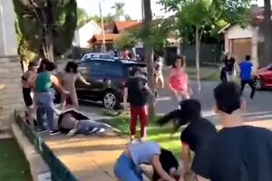 Feroz pelea, en plena calle, entre alumnos de un colegio secundario