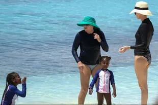 Charlize, sus hijas y su mamá en una de sus vacaciones juntas
