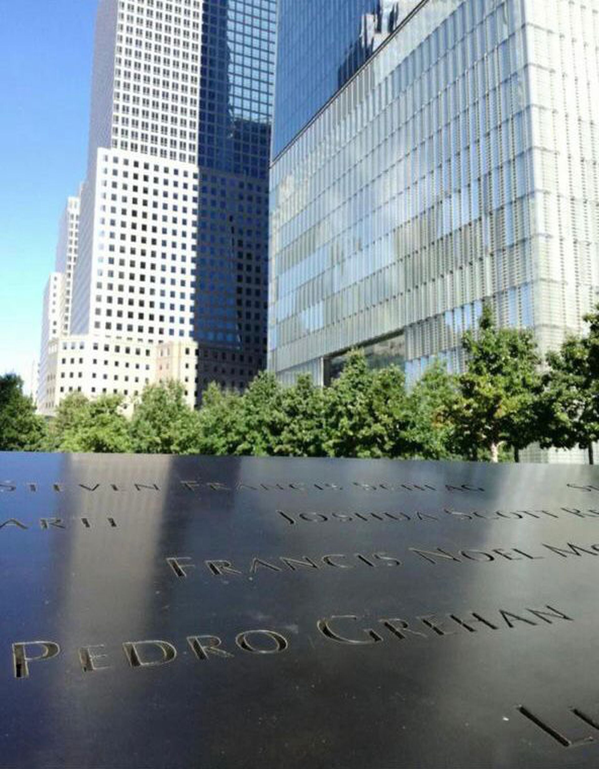 El recuerdo de Pedro Grehan en el memorial del Ground Zero; Pedro trabajaba en el piso 105 de la Torre Norte y quedó por encima del impacto del primer avión; se había mudado a Nueva York en 1997, con 31 años